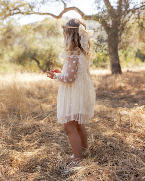 EVERLY BOW EMBROIDERED DAISY