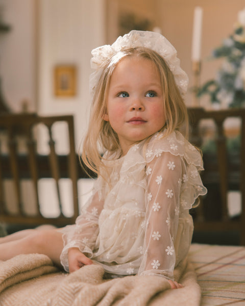 GATHERED HEADBAND EMBROIDERED DAISY