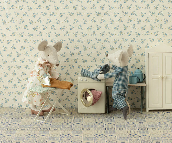 Grandma & Grandpa Mice in Cigarbox