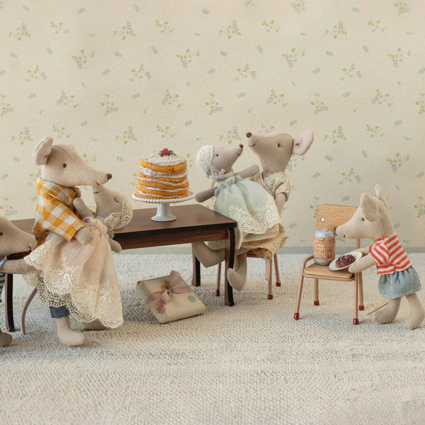 Party cake and cake stand, Mouse